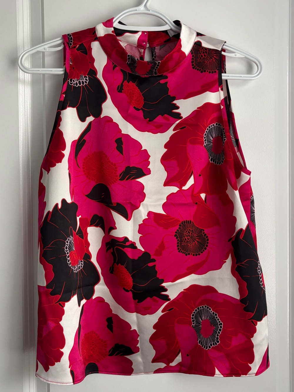 Sleeveless Floral Shell Top in Fuchsia and Black
